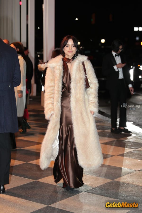 Jenna Ortega Cleavage and Legs at SNL 50th Anniversary Special, New York City photo 49