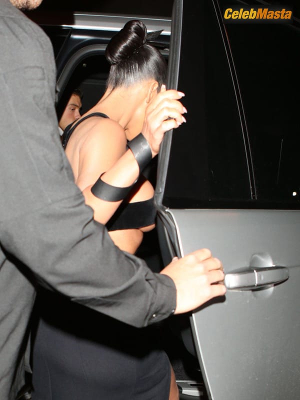 Kim Kardashian showing a lot of skin at Craig’s restaurant in Hollywood (17.02.2019) photo 19