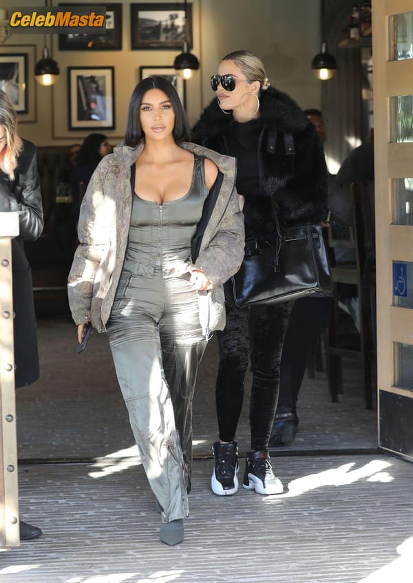 Kim Kardashian at the Grandville Restaurant in Studio City with a new shorter hairstyle photo 11