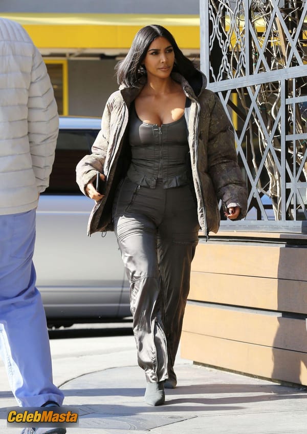 Kim Kardashian at the Grandville Restaurant in Studio City with a new shorter hairstyle photo 20