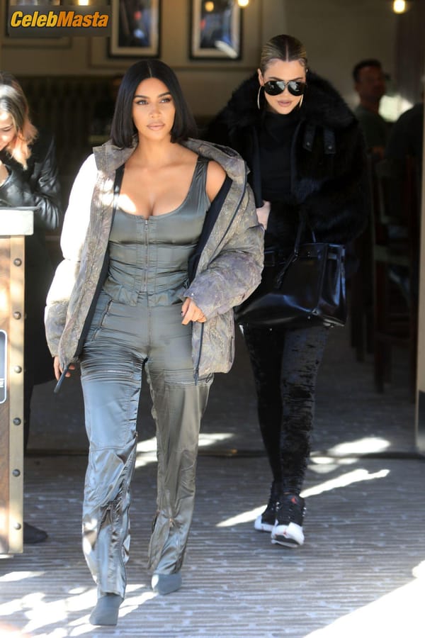 Kim Kardashian at the Grandville Restaurant in Studio City with a new shorter hairstyle photo 28