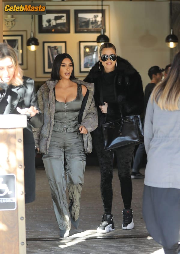 Kim Kardashian at the Grandville Restaurant in Studio City with a new shorter hairstyle photo 31
