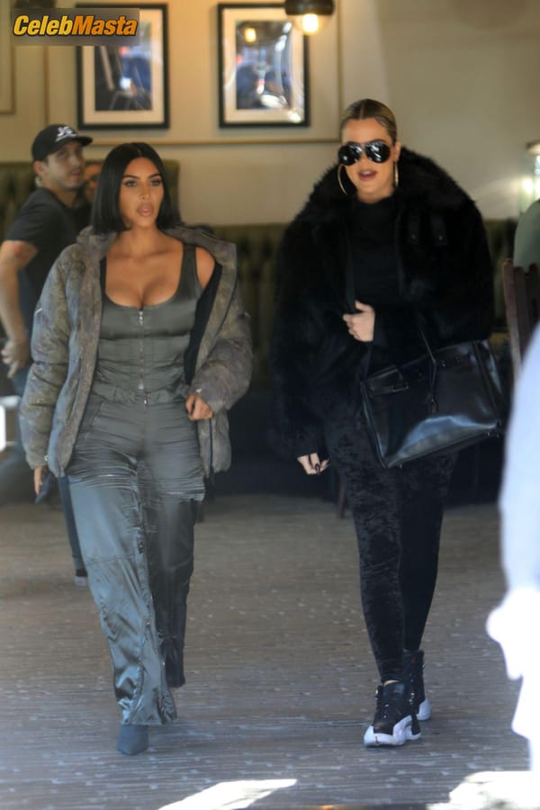 Kim Kardashian at the Grandville Restaurant in Studio City with a new shorter hairstyle photo 32