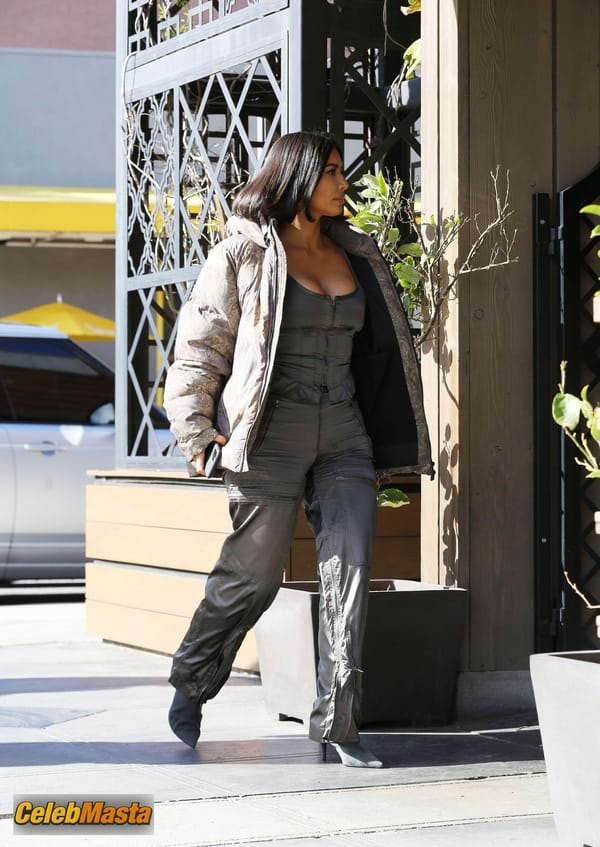 Kim Kardashian at the Grandville Restaurant in Studio City with a new shorter hairstyle photo 38
