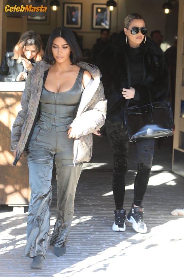 Kim Kardashian at the Grandville Restaurant in Studio City with a new shorter hairstyle photo 39