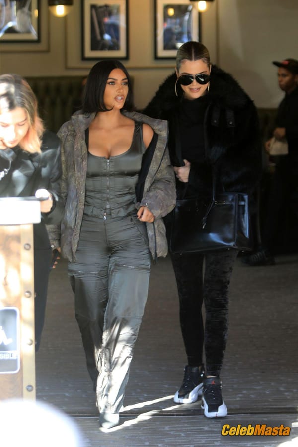 Kim Kardashian at the Grandville Restaurant in Studio City with a new shorter hairstyle photo 42
