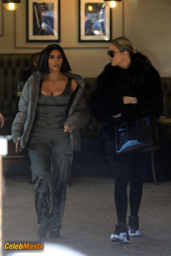 Kim Kardashian at the Grandville Restaurant in Studio City with a new shorter hairstyle photo 43