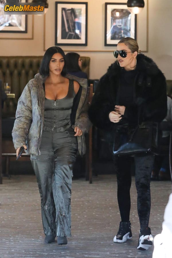 Kim Kardashian at the Grandville Restaurant in Studio City with a new shorter hairstyle photo 48