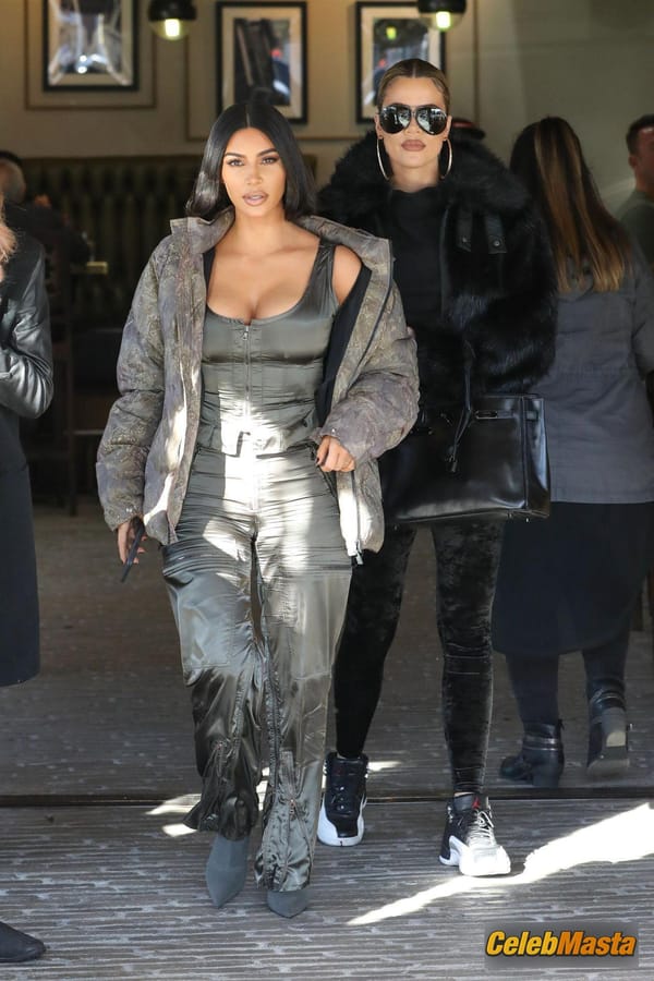 Kim Kardashian at the Grandville Restaurant in Studio City with a new shorter hairstyle photo 53