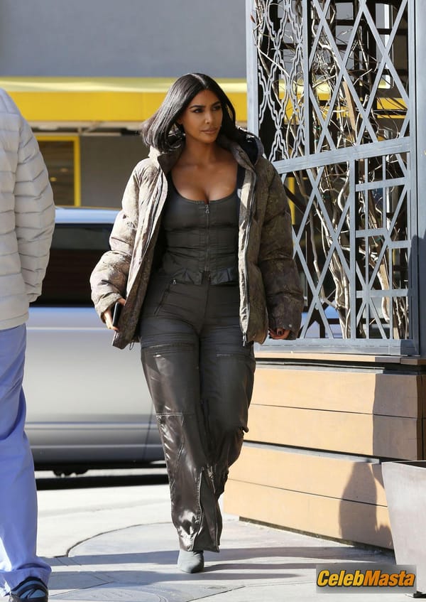 Kim Kardashian at the Grandville Restaurant in Studio City with a new shorter hairstyle photo 59