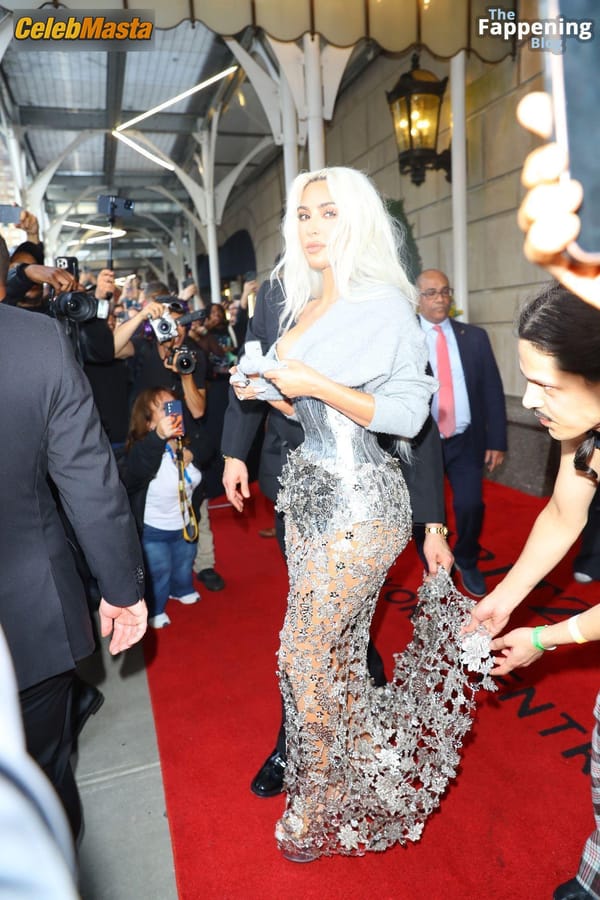 Kim Kardashian at the Met Gala, NYC photo 55