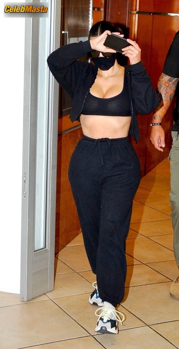 Kim Kardashian leaving a dermatologist appointment in Beverly Hills photo 24
