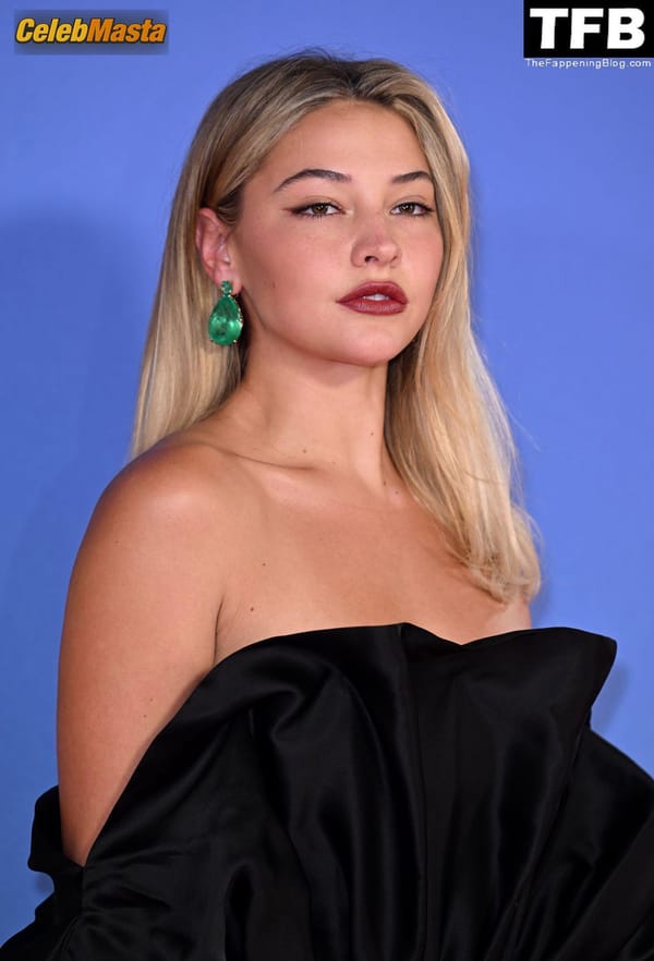 Madelyn Cline at the Glass Onion Premiere, London photo 15