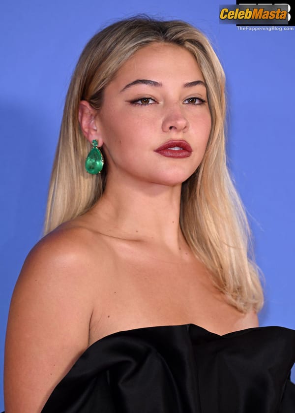Madelyn Cline at the Glass Onion Premiere, London photo 16
