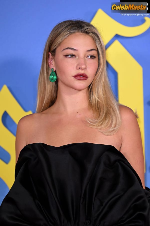 Madelyn Cline at the Glass Onion Premiere, London photo 18
