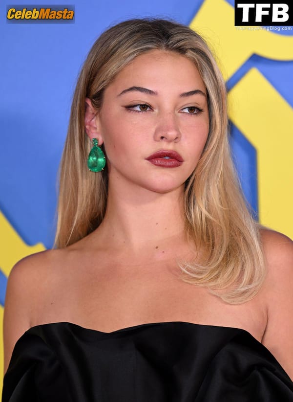 Madelyn Cline at the Glass Onion Premiere, London photo 19