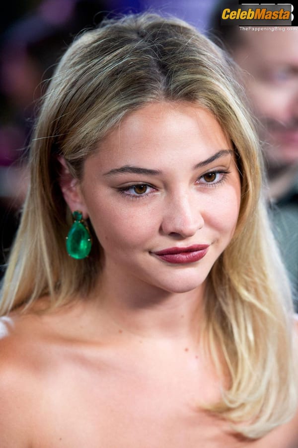 Madelyn Cline at the Glass Onion Premiere, London photo 34