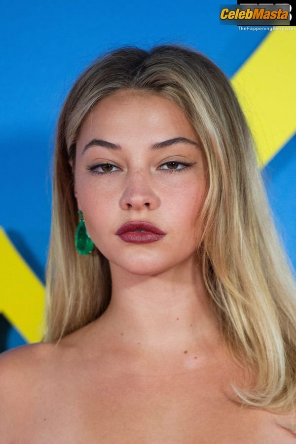 Madelyn Cline at the Glass Onion Premiere, London photo 37