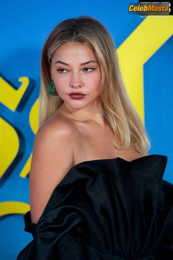 Madelyn Cline at the Glass Onion Premiere, London photo 38