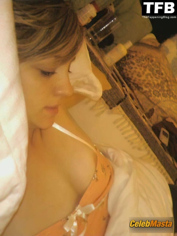 Abby Elliott Photos ollection From Various Selfies photo 5