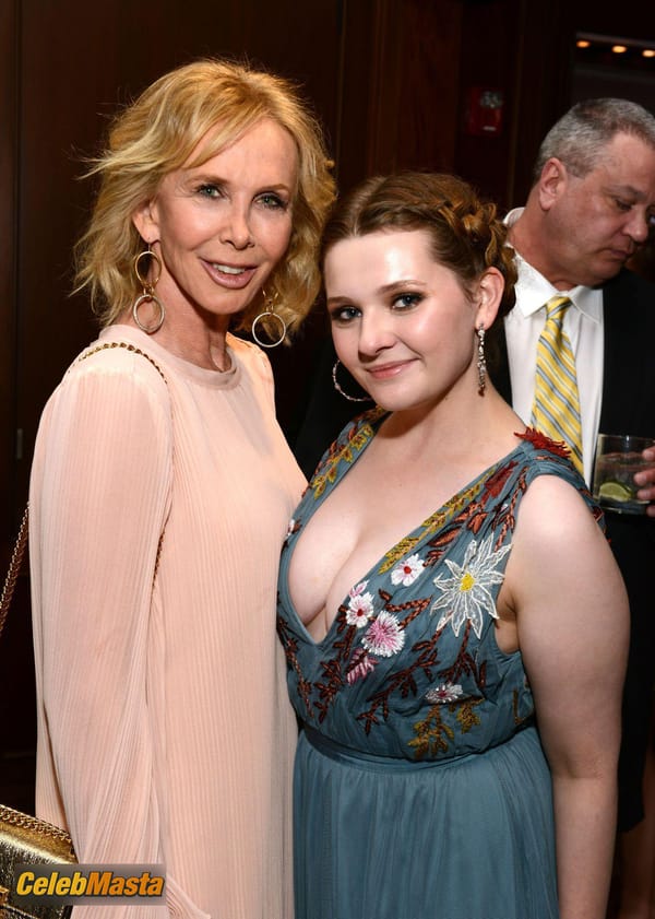 Abigail Breslin Cleavage at the 2016 Greenwich international Film Festival in Greenwich photo 3