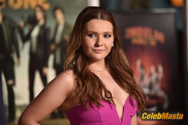 Abigail Breslin posing in a pink dress at the ‘Zombieland Double Tap’ Premiere at Regency Village Theatre in Westwood photo 12
