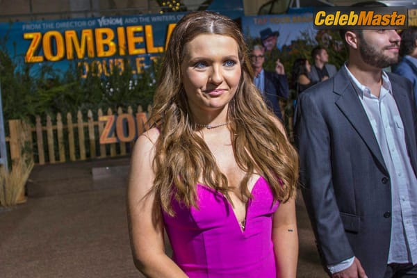 Abigail Breslin posing in a pink dress at the ‘Zombieland Double Tap’ Premiere at Regency Village Theatre in Westwood photo 17