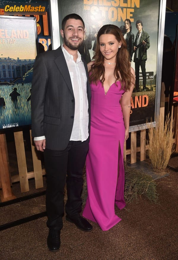 Abigail Breslin posing in a pink dress at the ‘Zombieland Double Tap’ Premiere at Regency Village Theatre in Westwood photo 51
