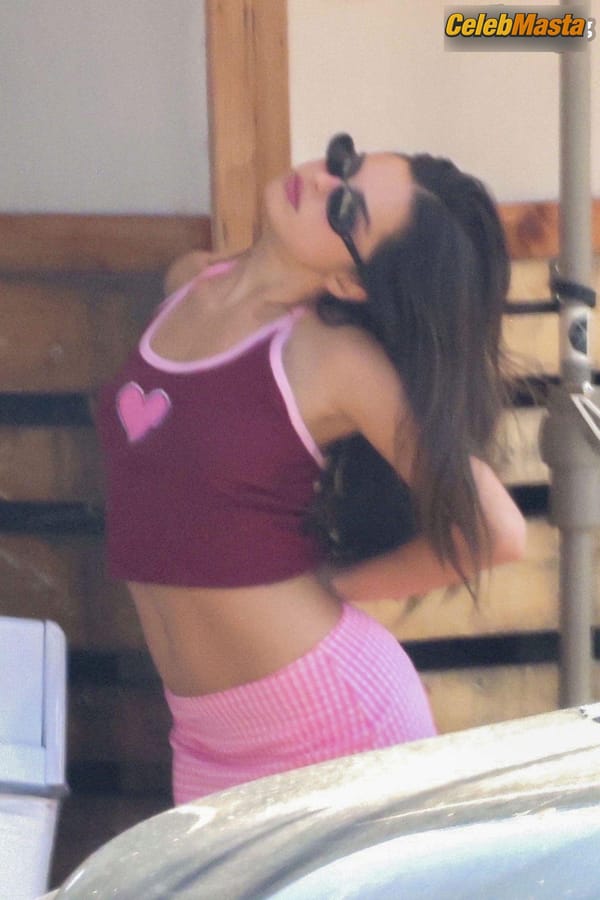 Addison Rae Legs in Los Feliz photo 10
