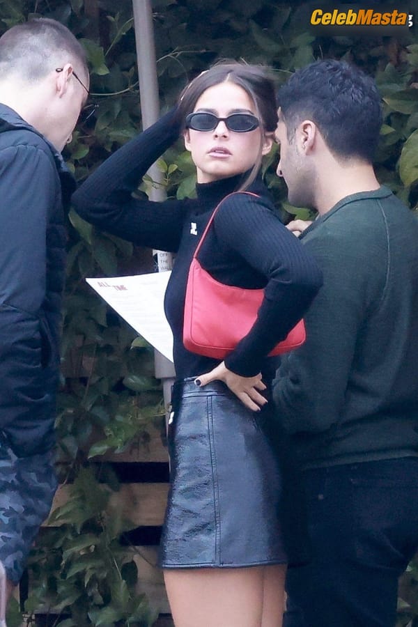 Addison Rae Legs in Los Feliz photo 9