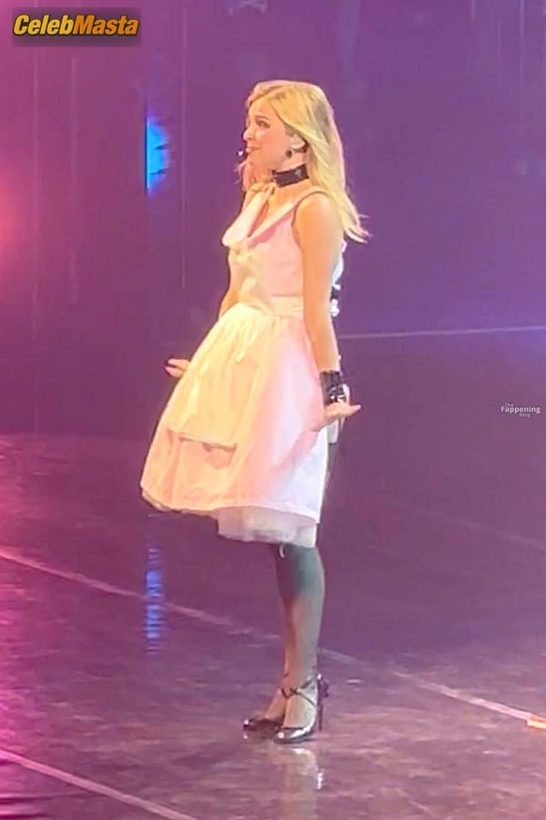 Addison Rae Ass And Legs at the Coca-Cola Coliseum, Toronto photo 7