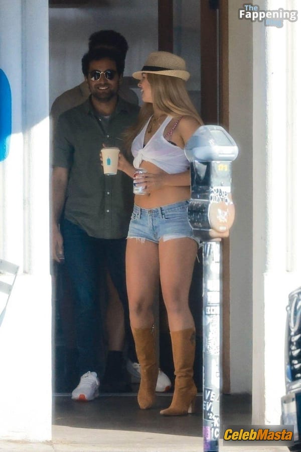 Addison Rae Legs and Figure in Los Feliz photo 23