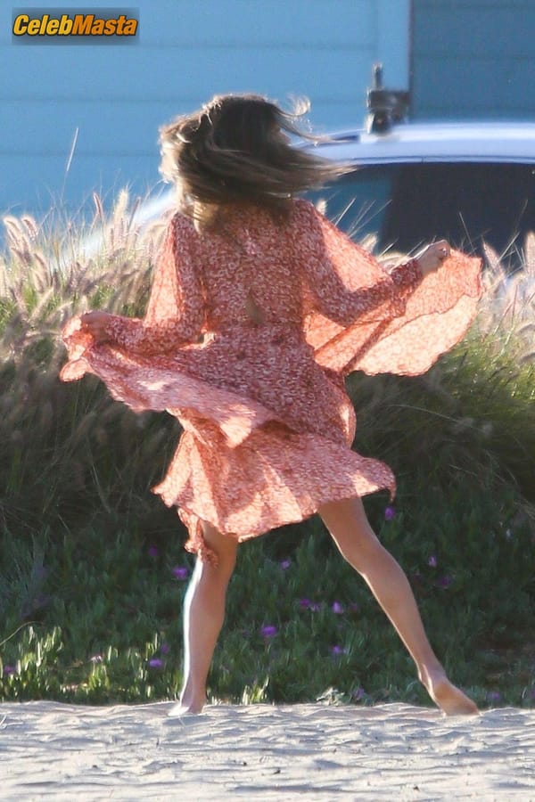 Alessandra Ambrosio models different looks in Santa Monica for photoshoot (11.04.2019) photo 25