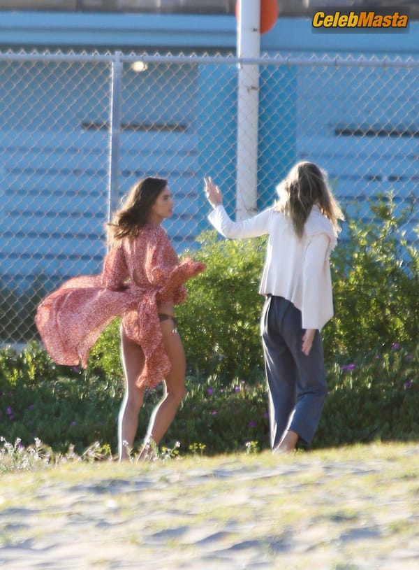 Alessandra Ambrosio models different looks in Santa Monica for photoshoot (11.04.2019) photo 27