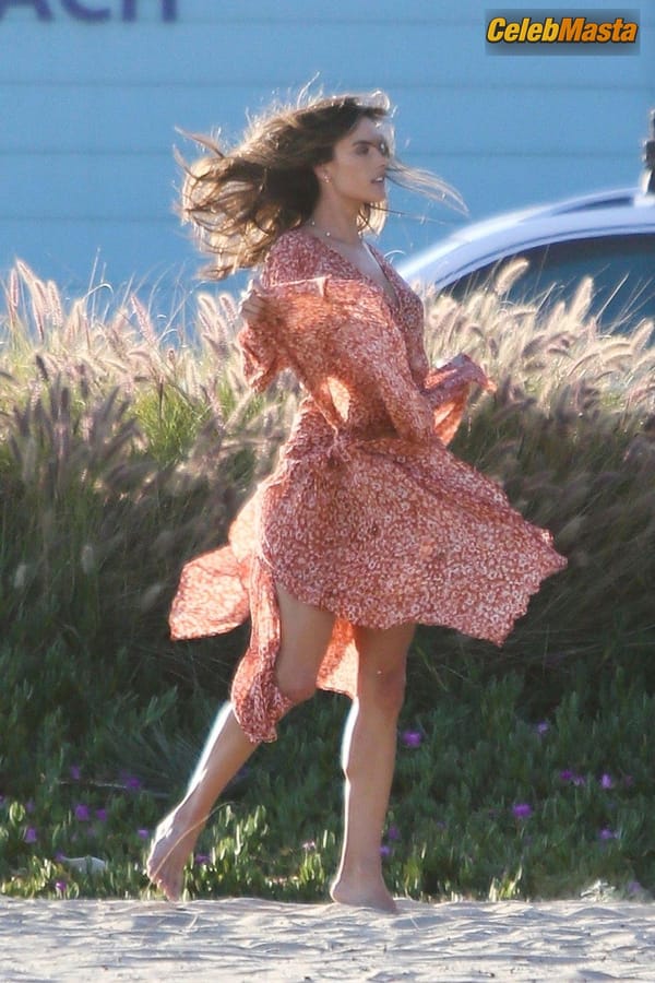 Alessandra Ambrosio models different looks in Santa Monica for photoshoot (11.04.2019) photo 49