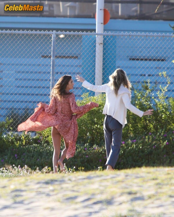 Alessandra Ambrosio models different looks in Santa Monica for photoshoot (11.04.2019) photo 58