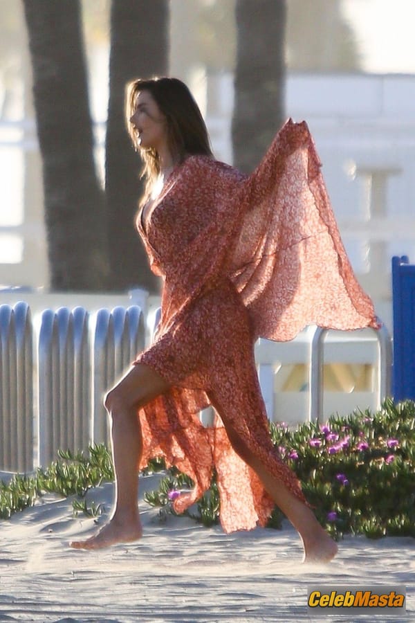 Alessandra Ambrosio models different looks in Santa Monica for photoshoot (11.04.2019) photo 59