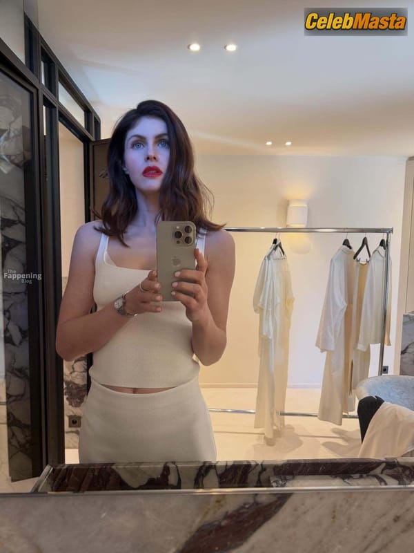 Alexandra Daddario Attractive Photos Collection photo 6