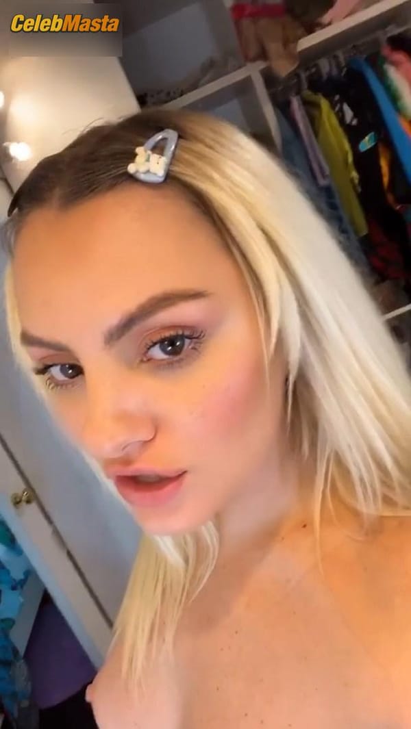 Alexandra Stan showed her tits while singing and posing topless for her fappers photo 5