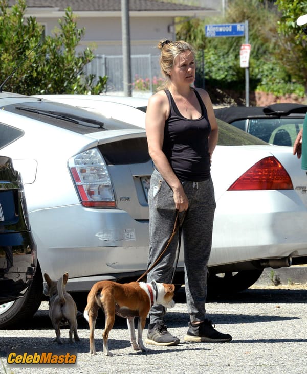 Alicia Silverstone pictured out for a hike in Los Angeles photo 6
