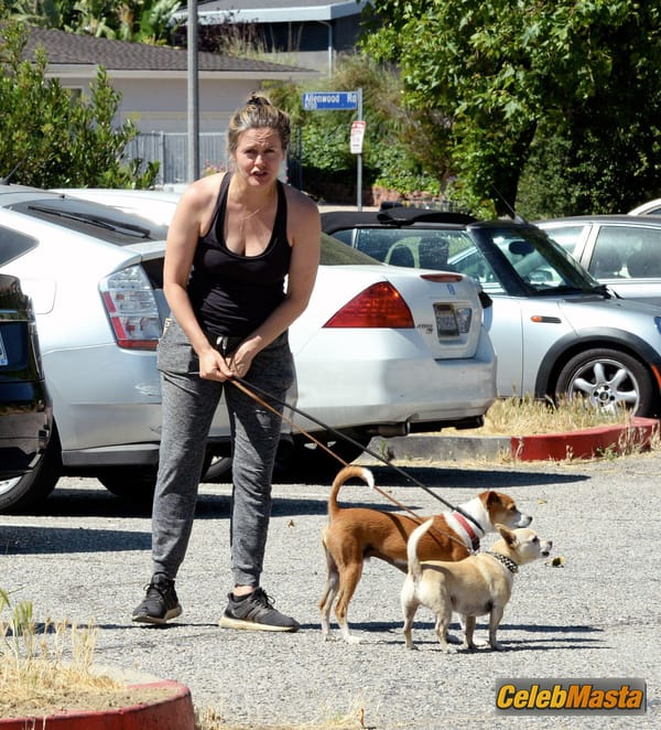 Alicia Silverstone pictured out for a hike in Los Angeles photo 7