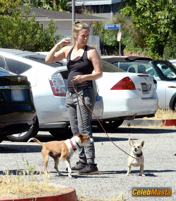 Alicia Silverstone pictured out for a hike in Los Angeles photo 8
