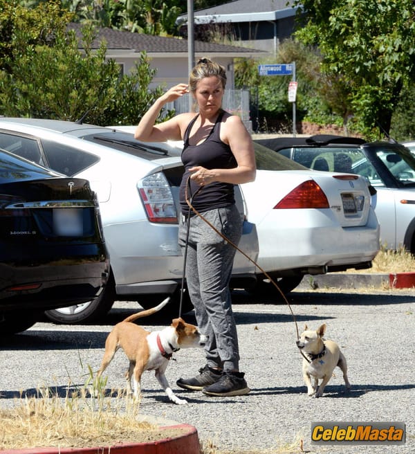 Alicia Silverstone pictured out for a hike in Los Angeles photo 9