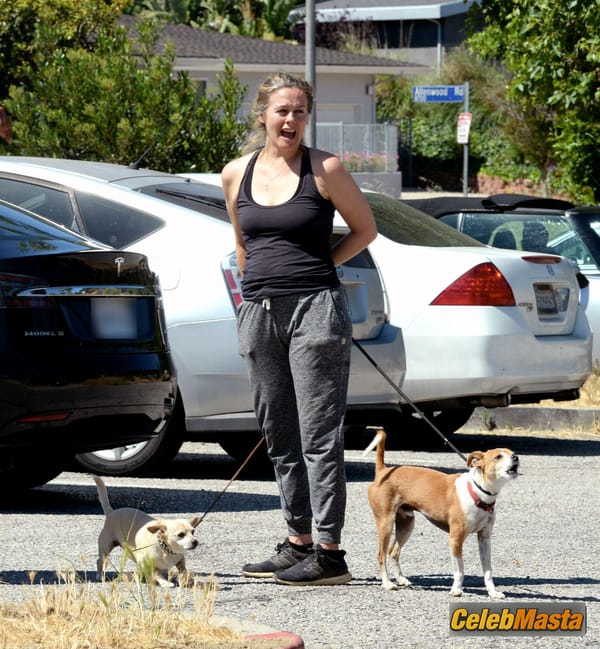 Alicia Silverstone pictured out for a hike in Los Angeles photo 10