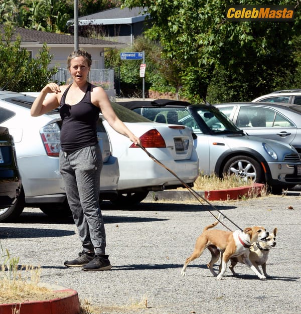 Alicia Silverstone pictured out for a hike in Los Angeles photo 11