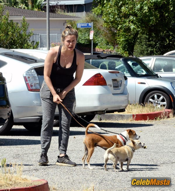 Alicia Silverstone pictured out for a hike in Los Angeles photo 13