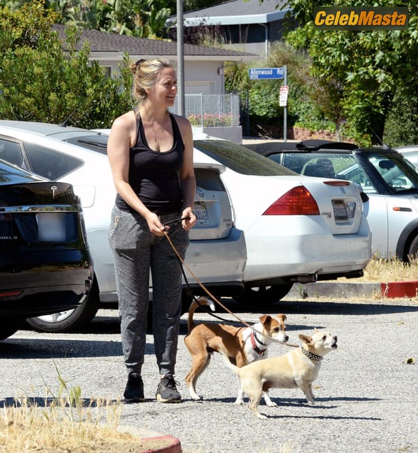 Alicia Silverstone pictured out for a hike in Los Angeles photo 14