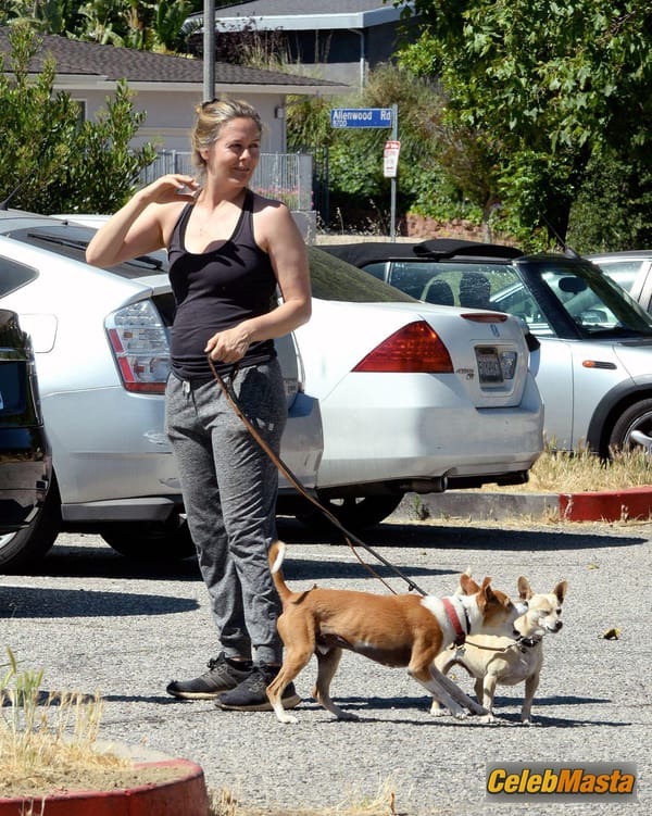 Alicia Silverstone pictured out for a hike in Los Angeles photo 15