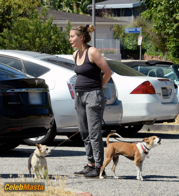 Alicia Silverstone pictured out for a hike in Los Angeles photo 18