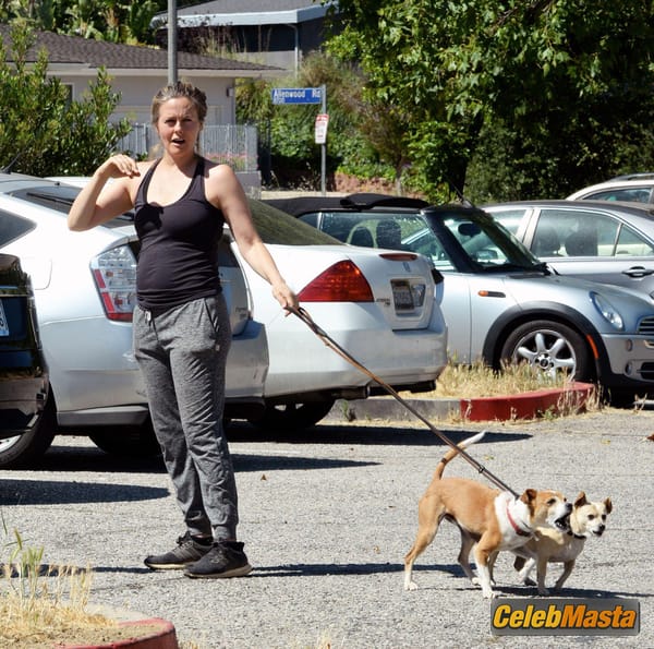 Alicia Silverstone pictured out for a hike in Los Angeles photo 20